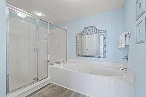 Condo, varias camas (Palacio 405) | Baño | Shampoo y papel de baño 