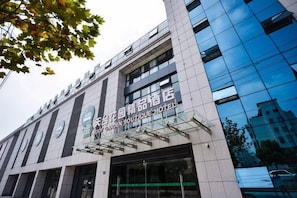 A modern building with a sign for a boutique hotel. - Tiantai Garden Boutique Hotel (Tongxiang)