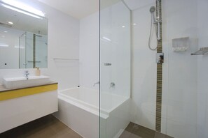 Shower, hair dryer, towels