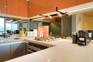 Réfrigérateur, four à micro-ondes, un four, surface de cuisson