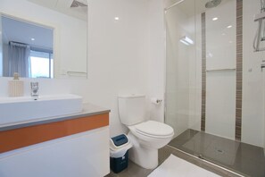 Shower, hair dryer, towels - Amyra Residences on Rowlands Place - Unit 1507 (Adelaide)