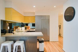 Réfrigérateur, micro-ondes, four, plaque de cuisson