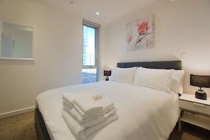 Tabla de planchar con plancha, wifi y ropa de cama 