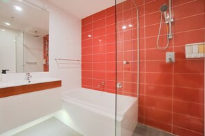 Dusche, Haartrockner, Handtücher