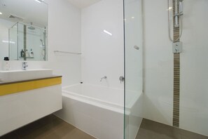 Douche, sèche-cheveux, serviettes fournies