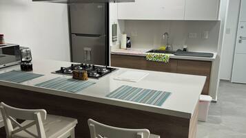 Geladeira, micro-ondas, fogão, cooktop