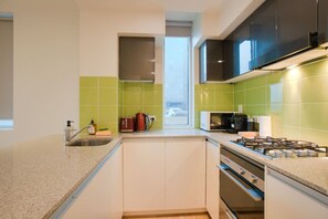 冰箱、微波炉、烤箱、炉灶