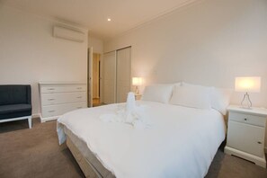 Tabla de planchar con plancha, wifi y ropa de cama 