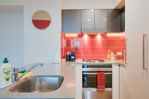 Réfrigérateur, four à micro-ondes, un four, surface de cuisson