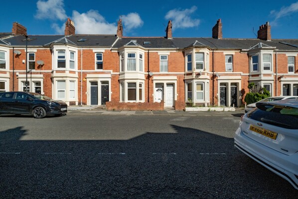 A row of terraced houses with a clear sky. - Cosy Flat,Great Location&Parking (West Jesmond)
