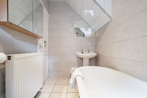 Een haardroger, handdoeken