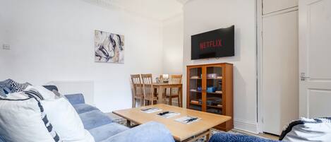 Una televisión, libros