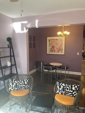 واي فاي مجانًا وملاءات أسرّة