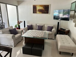 Smart TV - Charming 3-bedroom Private Pool Villa with AC and WiFi in enjoyable Mérida (Mérida)