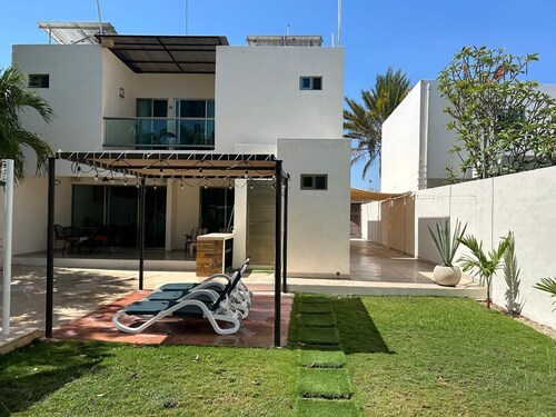Charming 3-bedroom Private Pool Villa with AC and WiFi in enjoyable Mérida