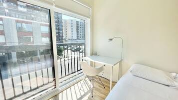 1 habitación, tabla de planchar con plancha, wifi y ropa de cama