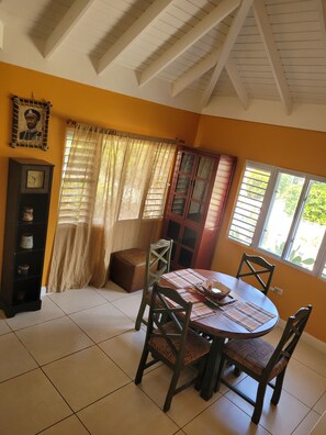 Dining - Kick back and relax in this modern and stylish space. 5 mins away from beach (Ochi Rios)