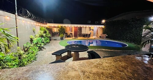 Private residential home for 8 with private pool; 5 min walk to Jacó Beach.