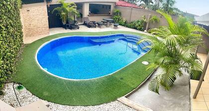 Private residential home for 8 with private pool; 5 min walk to Jacó Beach.