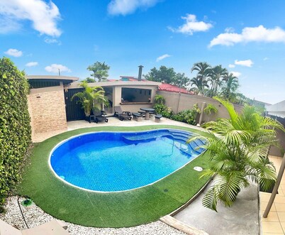 Private residential home for 8 with private pool; 5 min walk to Jacó Beach.