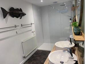 Shower, hair dryer, towels, soap - Field End, Cornish rural escape on small farm at the edge of Bodmin Moor. (Liskeard)