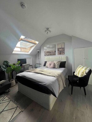 1 Schlafzimmer, Schreibtisch, WLAN, Bettwäsche