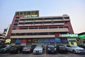 Free self parking - Liudianban Inn (Dongguan Dalang) (Dongguan)