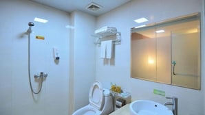 A bathroom with a shower, toilet, sink, and a mirror. - Liudianban Inn (Dongguan Dalang) (Dongguan)