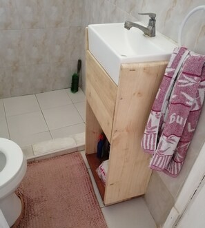 Toallas, jabón y papel higiénico