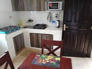 冷蔵庫、電子レンジ、調理器具と食器、ペーパータオル
