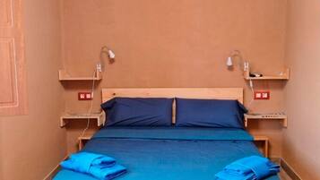 Phòng tiện nghi đơn giản | Khu vực làm việc phù hợp cho laptop