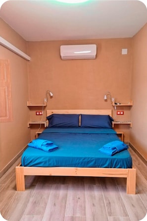 Espacio para trabajar con laptop y wifi gratis