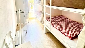 A dormitory room with bunk beds, a desk, and a chair. - SwissPorto Guest House (Porto)