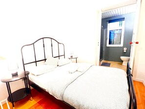 Basic Double Room | Individually decorated, individually furnished, free WiFi - SwissPorto Guest House (Porto)