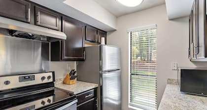 Cozy 1-bedroom apartment with WiFi, gym & TONS of amenities! Here in Chapel Hill