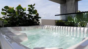 Outdoor spa tub
