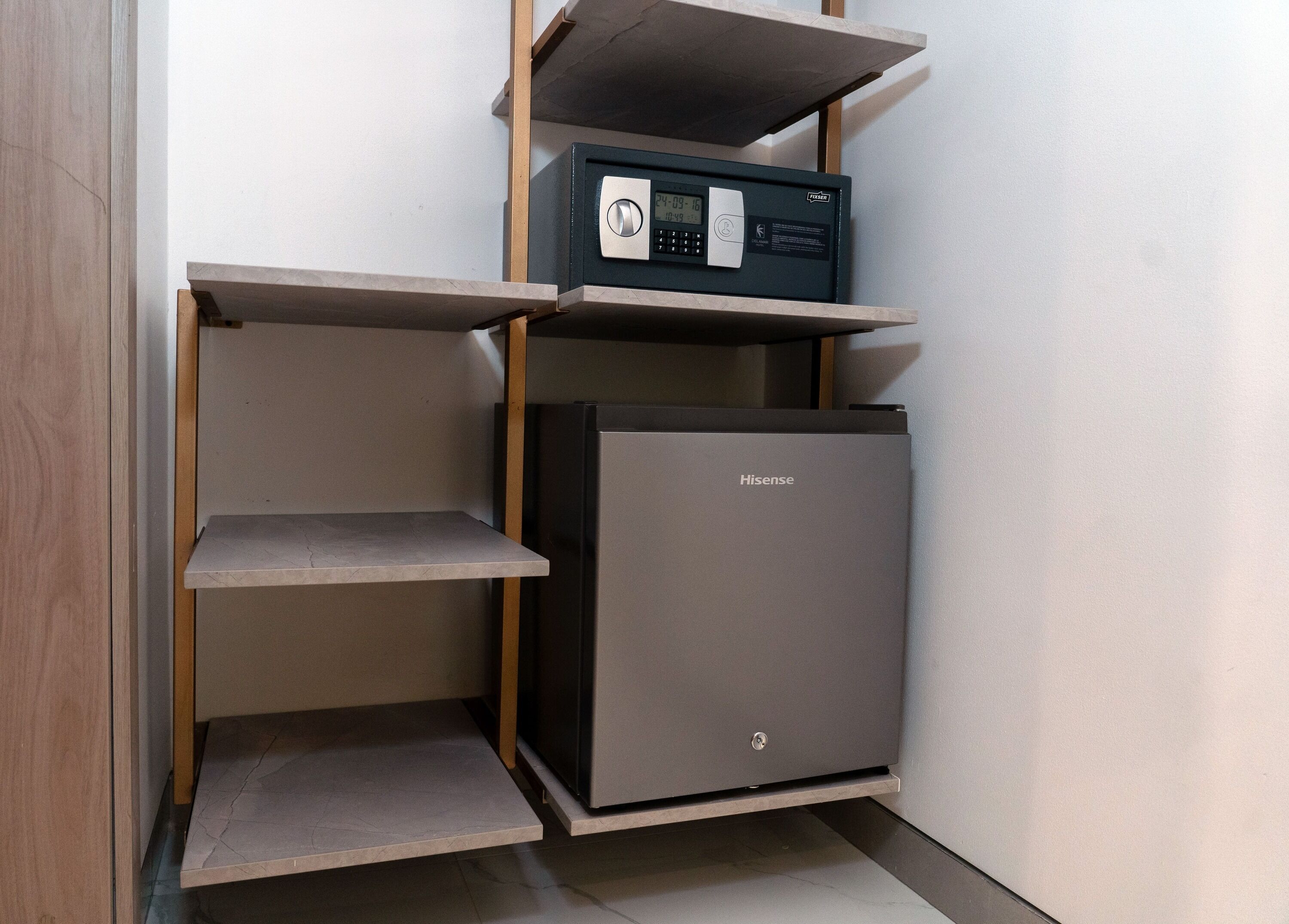 Un refrigerador compacto con pantalla digital y un pequeño compartimento congelador.