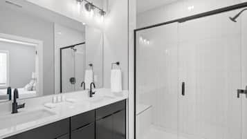 Business Townhome, 3 Bedrooms | Bathroom | Free toiletries, towels, soap, shampoo