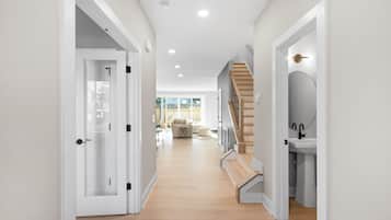 Business Townhome, 3 Bedrooms | Living area