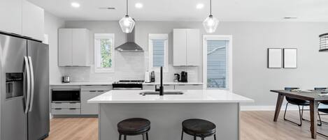 Casa geminada empresarial, 3 quartos | Cozinha privada | Micro-ondas, fogão, cooktop, lava-louças