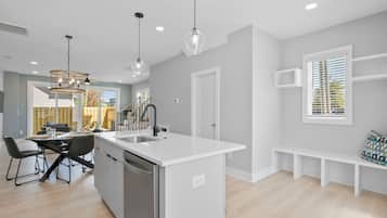 Maison mitoyenne Classique, 3 chambres, vue jardin | Cuisine privée | Micro-ondes, four, plaque de cuisson, lave-vaisselle