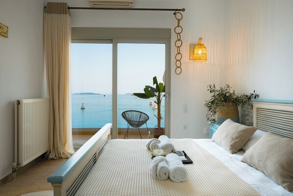 4 bedrooms, iron/ironing board, WiFi, bed sheets - Villa Dell Amore - Private dock - Private Pool - Seafront (Corfu)