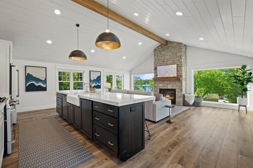 Lakeview Retreat: Main + Guest House, Sleeps 10