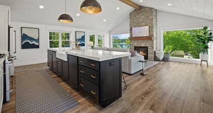 Lakeview Retreat: Main + Guest House, Sleeps 10