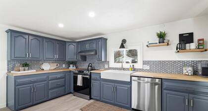 💫 Luxury Lakeview Getaway: Main & Guest House, Sleeps 10 💫