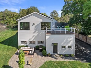 Terrace/patio - 💫 Luxury Lakeview Getaway: Main + Guest House, Sleeps 10 💫 (Pewaukee)