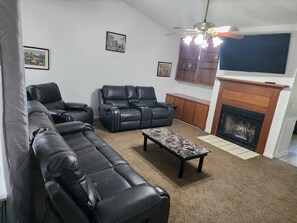 TV - 3-bedroom house in serene Ladson with AC, WiFi. Enjoy a peaceful getaway (Ladson)