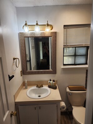 Een haardroger, handdoeken, zeep, shampoo