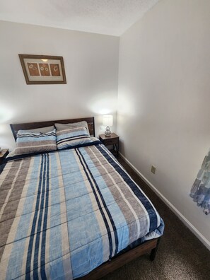 3 slaapkamers, een bureau, een strijkplank/strijkijzer, wifi