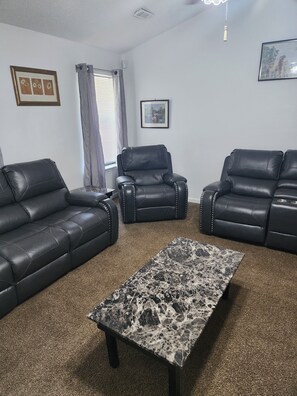 TV - 3-bedroom house in serene Ladson with AC, WiFi. Enjoy a peaceful getaway (Ladson)